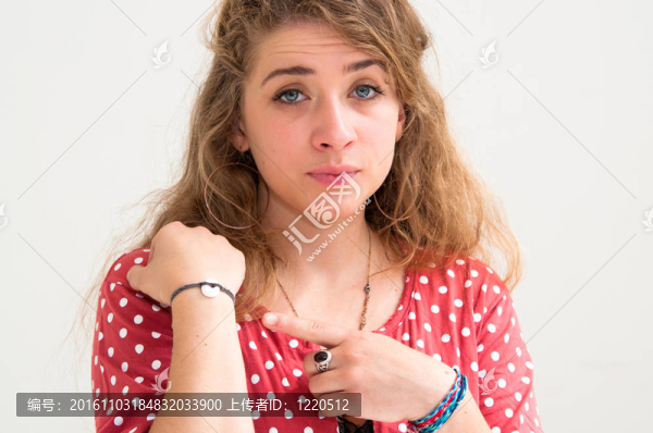 檢查時間的女人