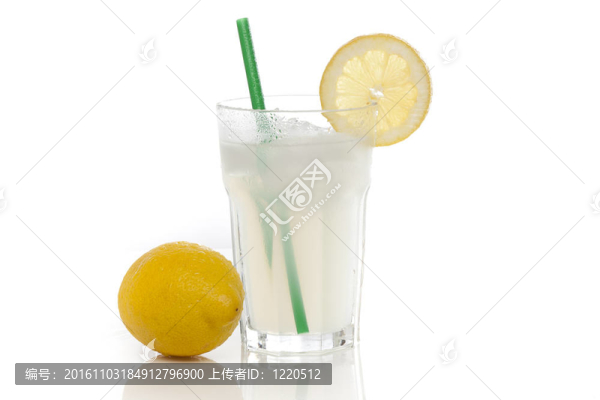 一杯冰的檸檬水