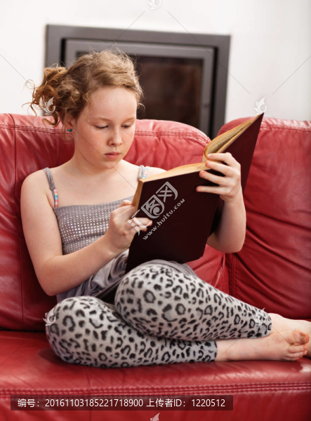 女孩讀書(shū)