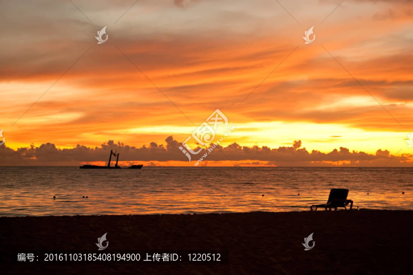 清晨明亮的日出與沙灘和海洋