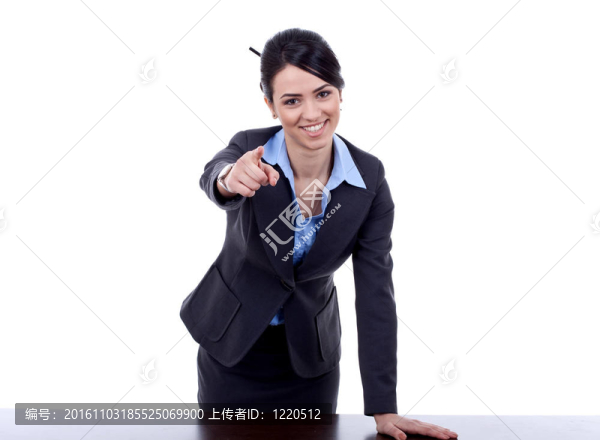 站在桌子后面的女人