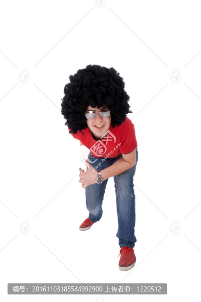 帶有黑色假發(fā)的臨時男人