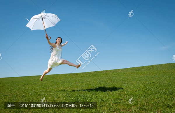 美麗的年輕女子跳白傘