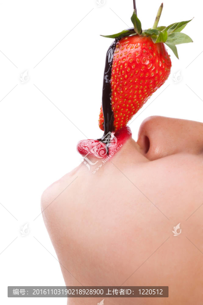 女孩用巧克力沙司吃草莓