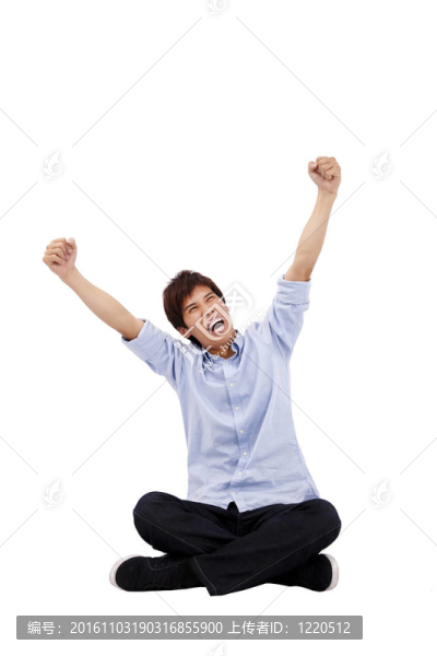 快樂的亞洲年輕人坐著仰望