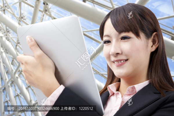 商業(yè)女性看觸摸墊在現(xiàn)代辦公室