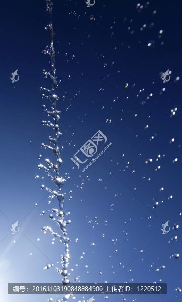 水濺在藍(lán)色的背景