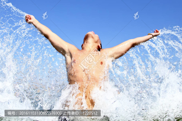 水中的男人。