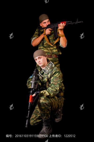 兩個(gè)帶武器的士兵