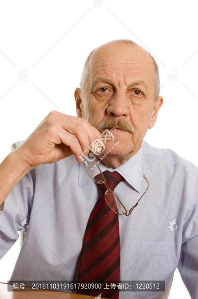 白人背景下的老人