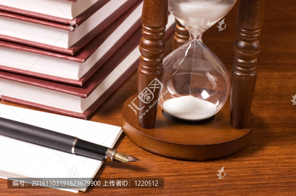 在一個(gè)木制的桌子和書Hourglasses
