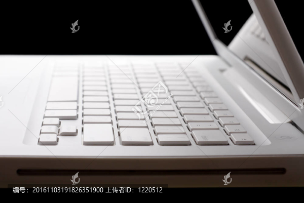 在黑色背景上打開白色的筆記本電腦