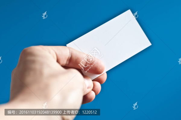 手執(zhí)藍(lán)色背景空名片-匯圖網(wǎng) www.fosd68.com 手執(zhí)藍(lán)色背景空名片