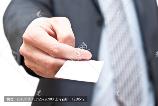 穿深色西裝的男人給空名片