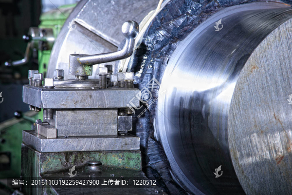 具有金屬加工冷卻液的機器