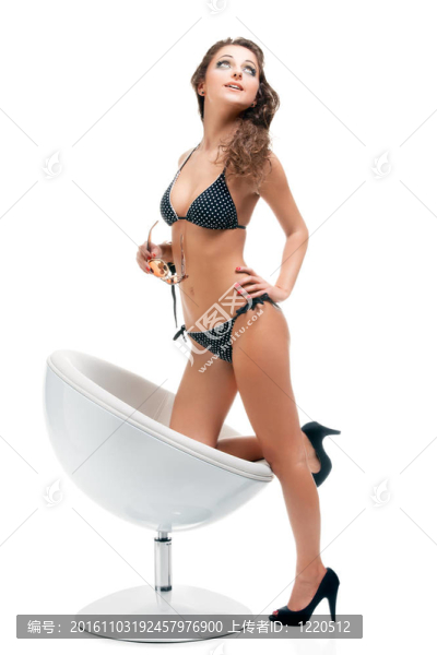 美麗的黑發(fā)女孩穿著比基尼