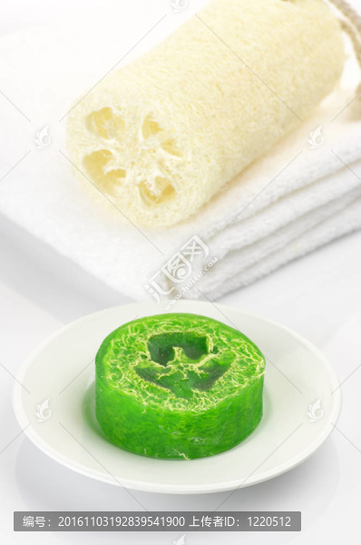 肥皂；海綿和毛巾