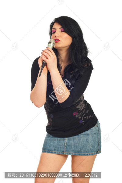 美女在麥克風(fēng)里唱歌