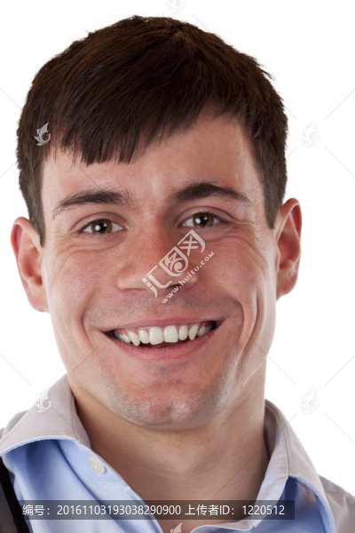 一個(gè)年輕的微笑的男人的肖像。