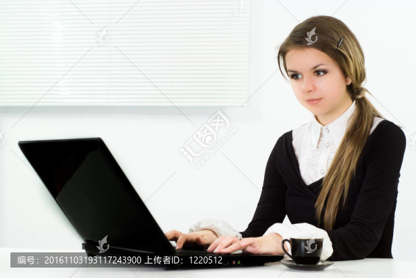 在辦公室工作的女人