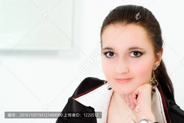 穿黑色西裝的女人