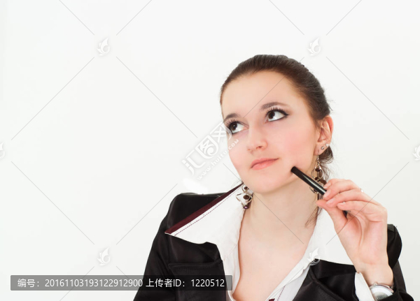 穿黑色西裝的女人