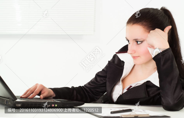 在辦公室工作的女人