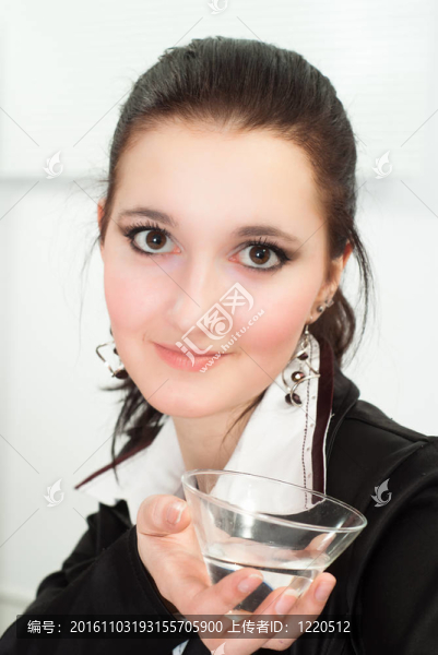 穿黑色西裝的女人