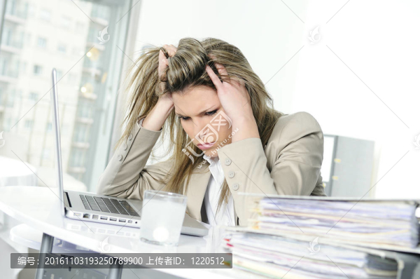 年輕女性工作壓力；服用一片阿司匹林cahet