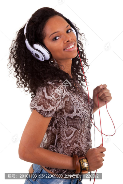 年輕的女人聽音樂