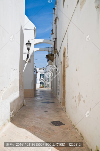 小巷。洛科羅通多。Apulia。
