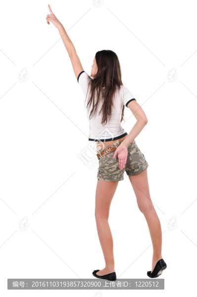 美麗的年輕女子短褲指向墻壁。