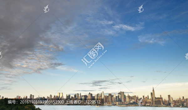 紐約市的地平線在河的上空