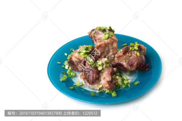 用綠洋蔥火制備的肉