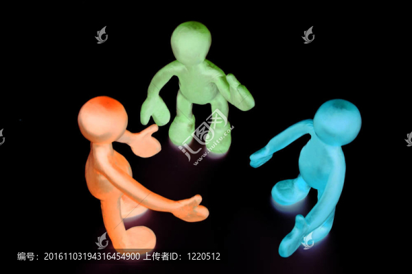 看木偶在黑色背景上的陰影里