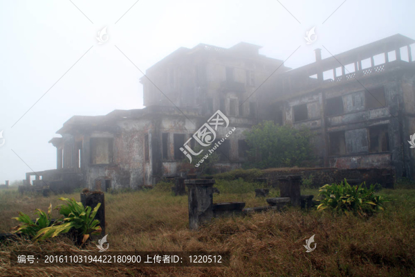 霧和廢墟