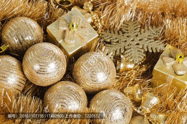 以圣誕樹球?yàn)楸尘? title=