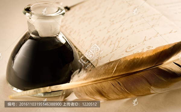 一個(gè)用羽毛和裝滿墨水的墨水瓶老書(shū)