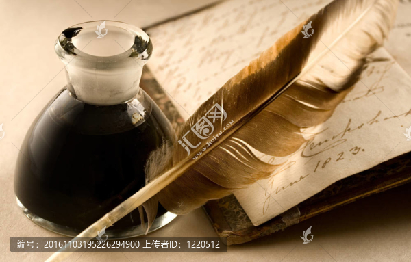 一個用羽毛和裝滿墨水的墨水瓶老書