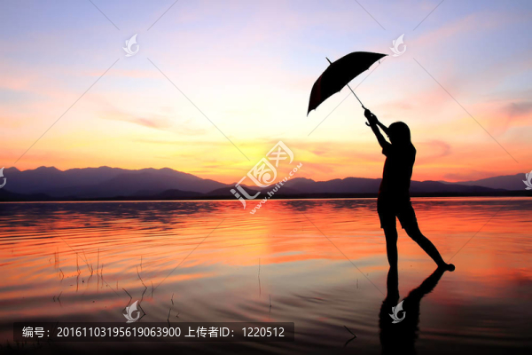 夏日夕陽的少女剪影