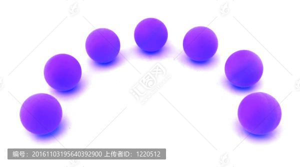 沿白色圓形排列的球。唯一性概念圖像。