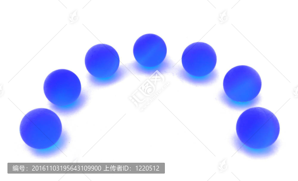 沿白色圓形排列的球。唯一性概念圖像。