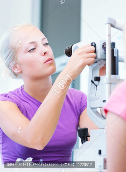驗光的概念相當；年輕女性患者有眼睛的眼科醫(yī)生檢查（顏色色調(diào)的圖像；淺景深）