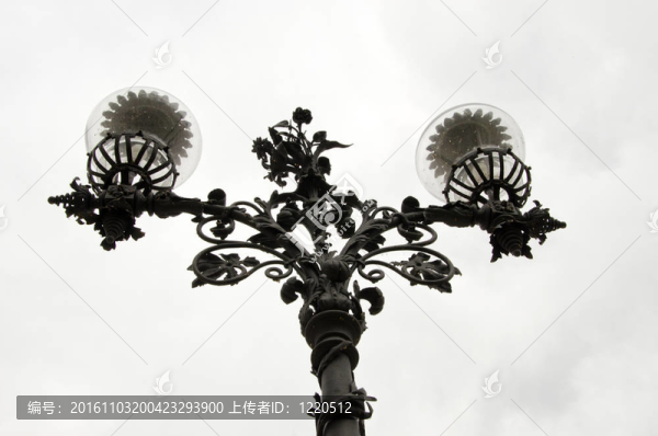 公園內(nèi)設(shè)有金屬支架和玻璃外殼的燈具。