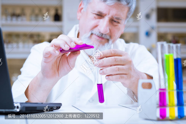 男性資深研究員開(kāi)展科學(xué)研究在實(shí)驗(yàn)室（淺景深；顏色色調(diào)的圖像）
