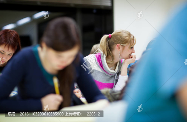 坐在教室里的漂亮女大學(xué)生