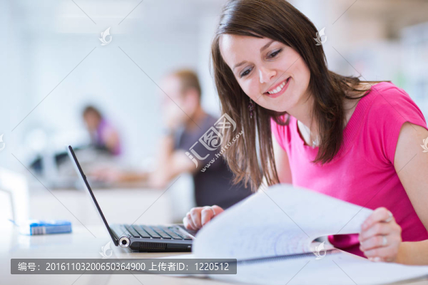 在圖書館-漂亮的女學生與筆記本電腦