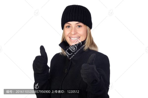 穿黑外套的金發(fā)女人說OK