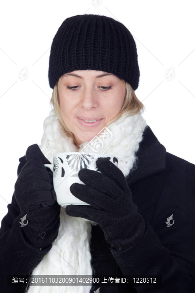 金發(fā)女人用白圍巾喝點(diǎn)熱