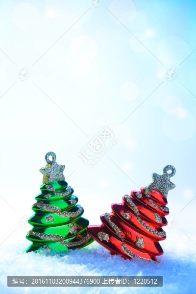 白雪上的兩棵圣誕樹